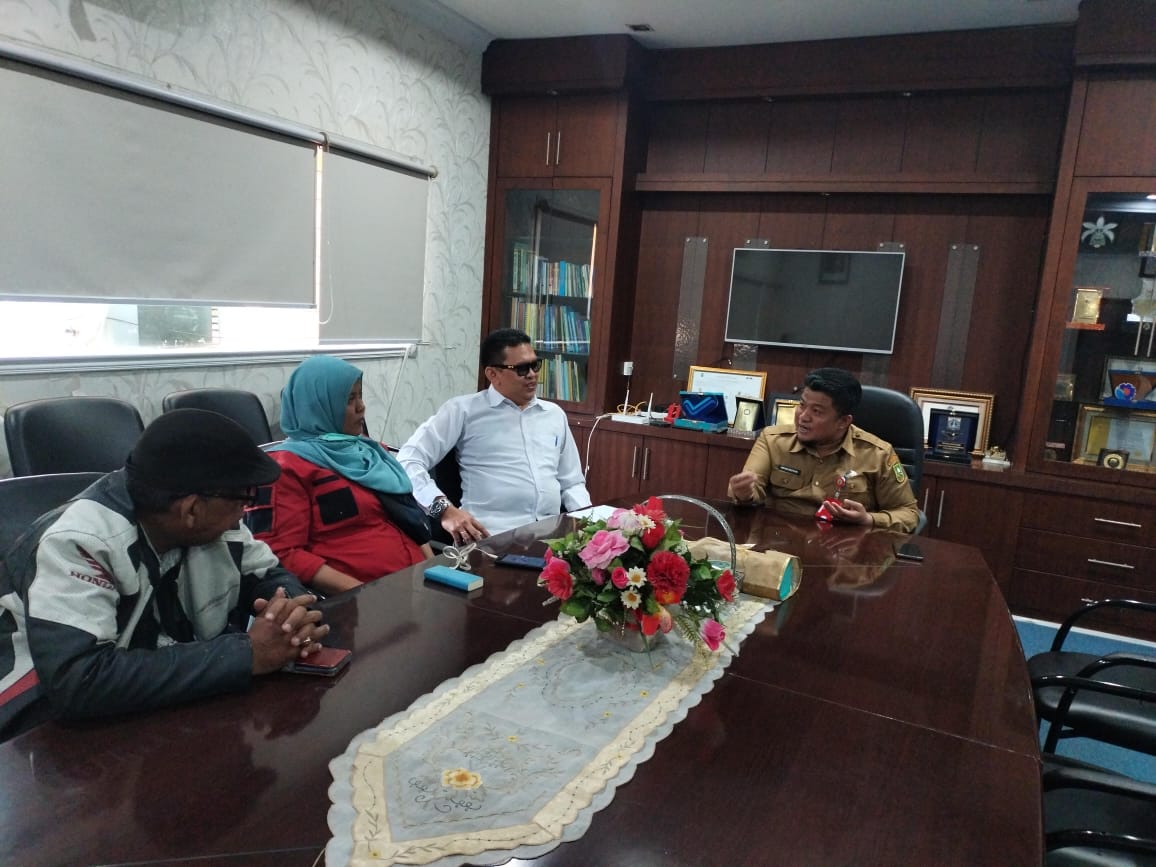 DPD KNPI Provinsi Riau, bersama Kadisnaker Imron Rosyadi di Ruang Kerjanya