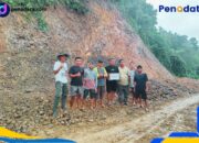 Pemuda Paguyaman Pantai Gotong Royong Perbaiki Jalan Rusak di Pondolo