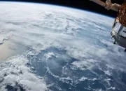AI Menggila di Orbit: Ancaman Tabrakan Berantai yang Bisa Melumpuhkan Dunia!