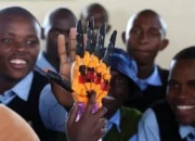 TERBONGKAR! Lengan Robot AI Ini Bikin Siswa Tunarungu Ngerti Apa Aja! Revolusi Komunikasi Pendidikan!