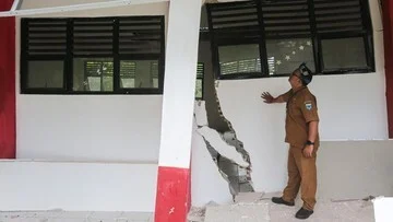 HOROR! Kelas Hancur Akibat Pergerakan Tanah di Pandeglang, Ratusan Siswa Terancam?!